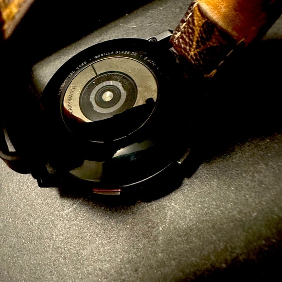 Samsung galaxy 4 with Louis Vuitton band and charger 44mm - Picture 3 of 6